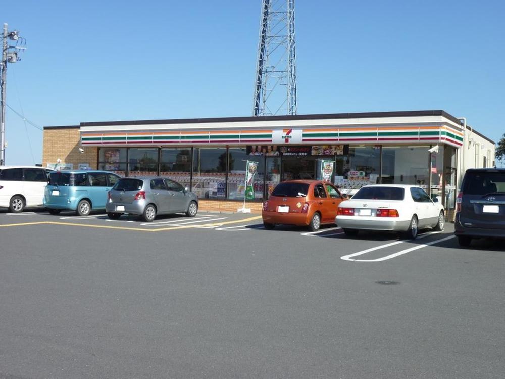 Convenience store. 900m to Seven-Eleven