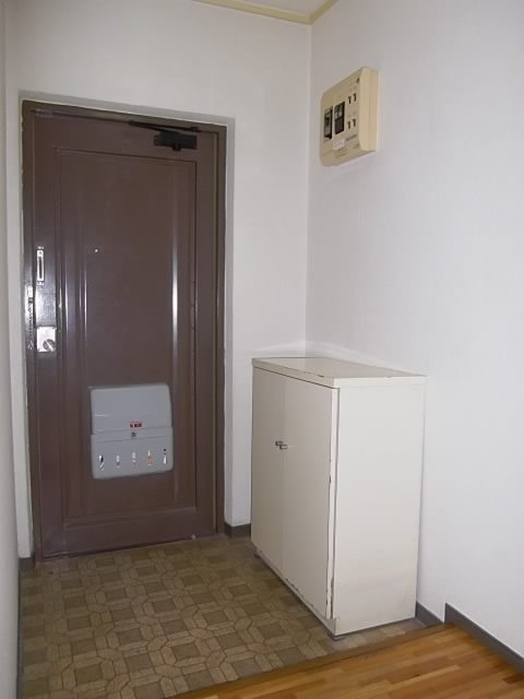 Entrance. With shoe box