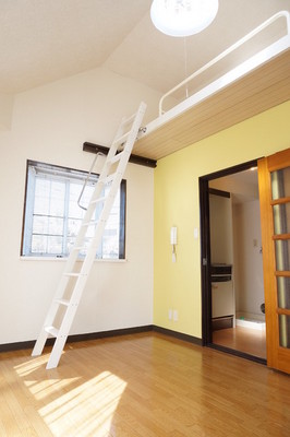 Living and room. Day is good per square room two-sided lighting!