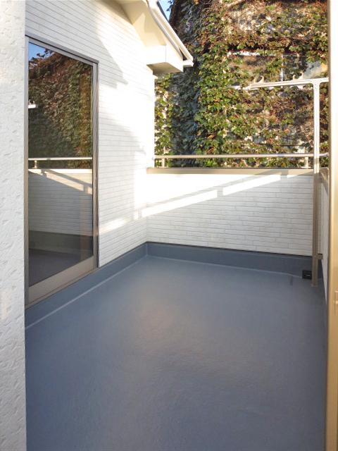 Balcony. Local (11 May 2013) Shooting Building 2 Wide balcony