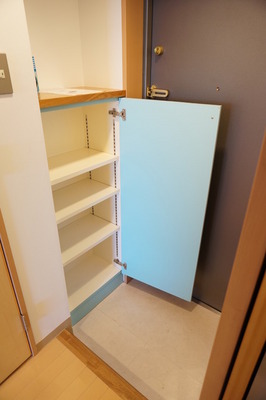 Entrance. Is also put a convenient front door storage things Mae shoes if