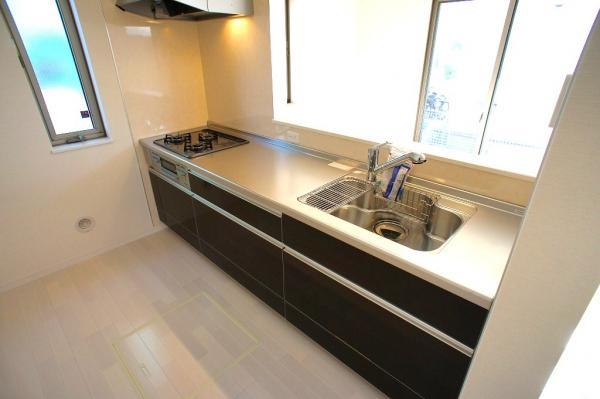 Kitchen. Face-to-face large open kitchen where you can enjoy a conversation with a family even while cooking! 