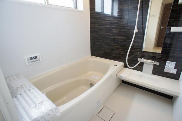 Bathroom. 1 pyeong bathroom to heal fatigue of the day! Convenient to your laundry on a rainy day with a bathroom ventilation heating dryer! 