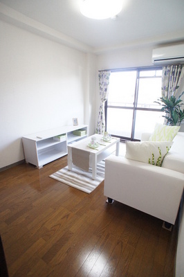 Living and room. Western-style room facing the veranda brightness ensure! !