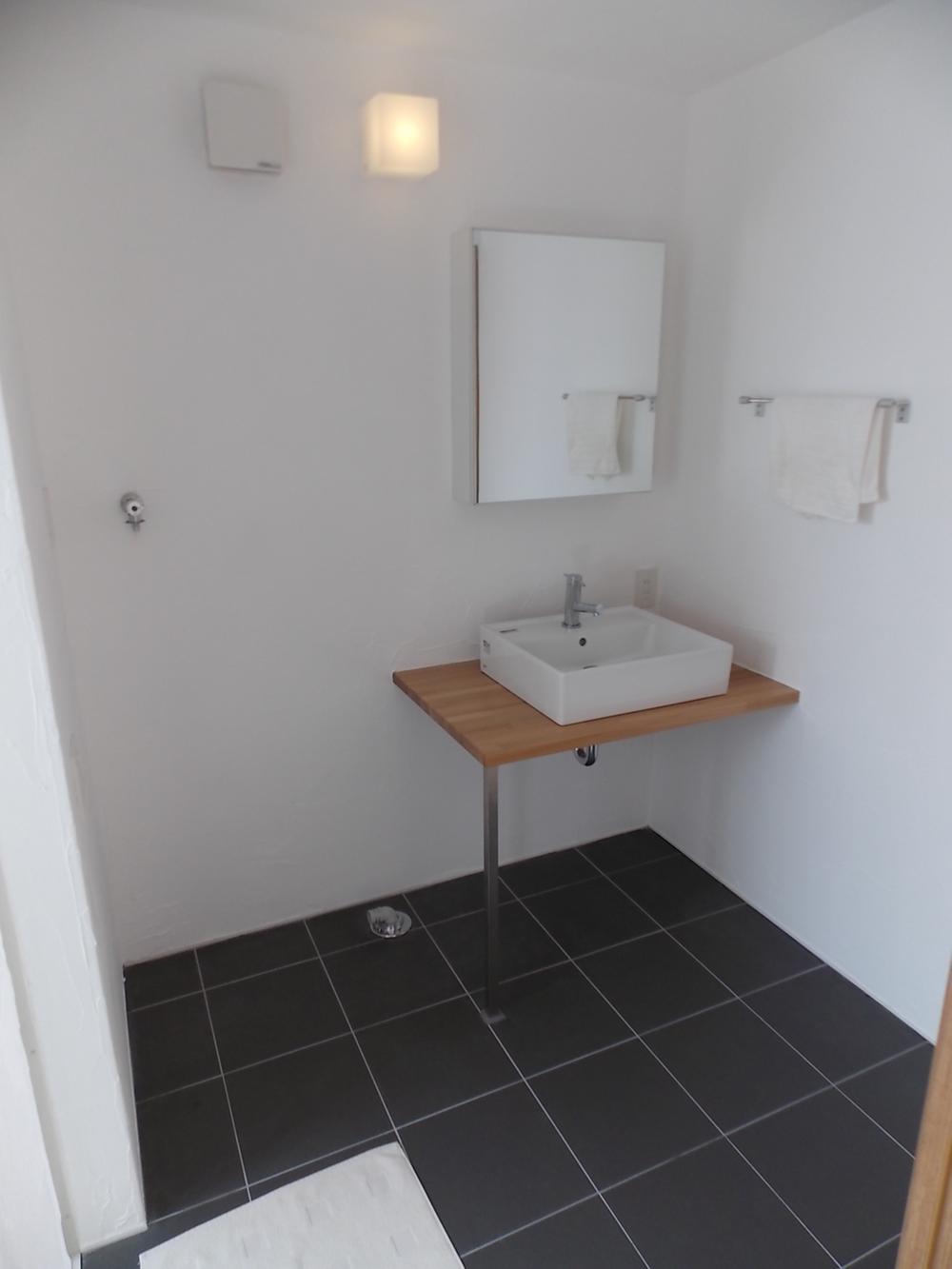 Wash basin, toilet. Local (January 2013) Shooting