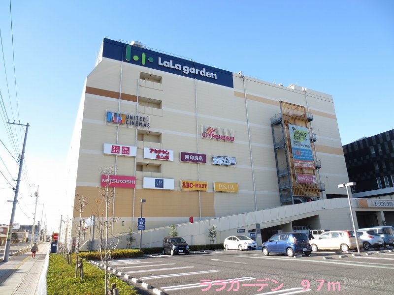 Shopping centre. 97m until Lara Garden (shopping center)