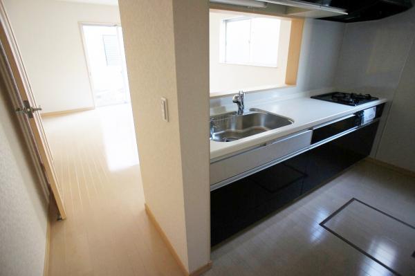 Kitchen. Face-to-face kitchen can dishes while enjoying the conversation with your family you are in the living room!