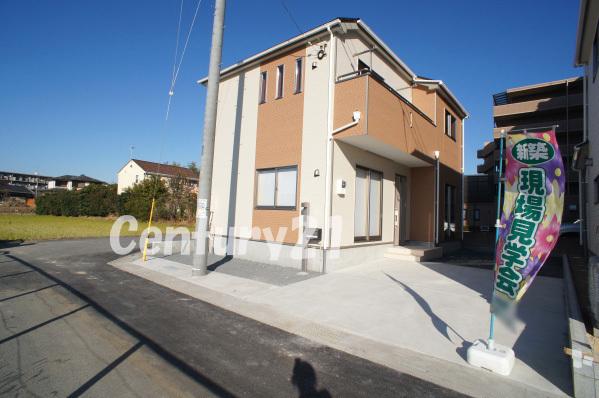 Local appearance photo. Plenty of sunshine and a pleasant breeze pour in residence