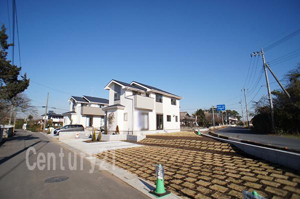 Local photos, including front road. Overall