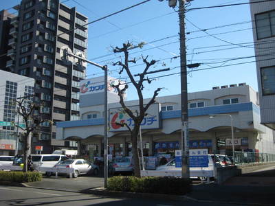 Dorakkusutoa. Kawachii (drugstore) to 400m