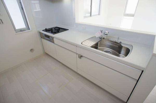 Kitchen. Face-to-face kitchen can be cooking while watching the state of the children playing in the living room! 