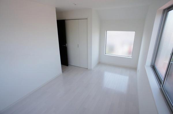 Other introspection. There is all the living room storage facility! Neat also living space! 