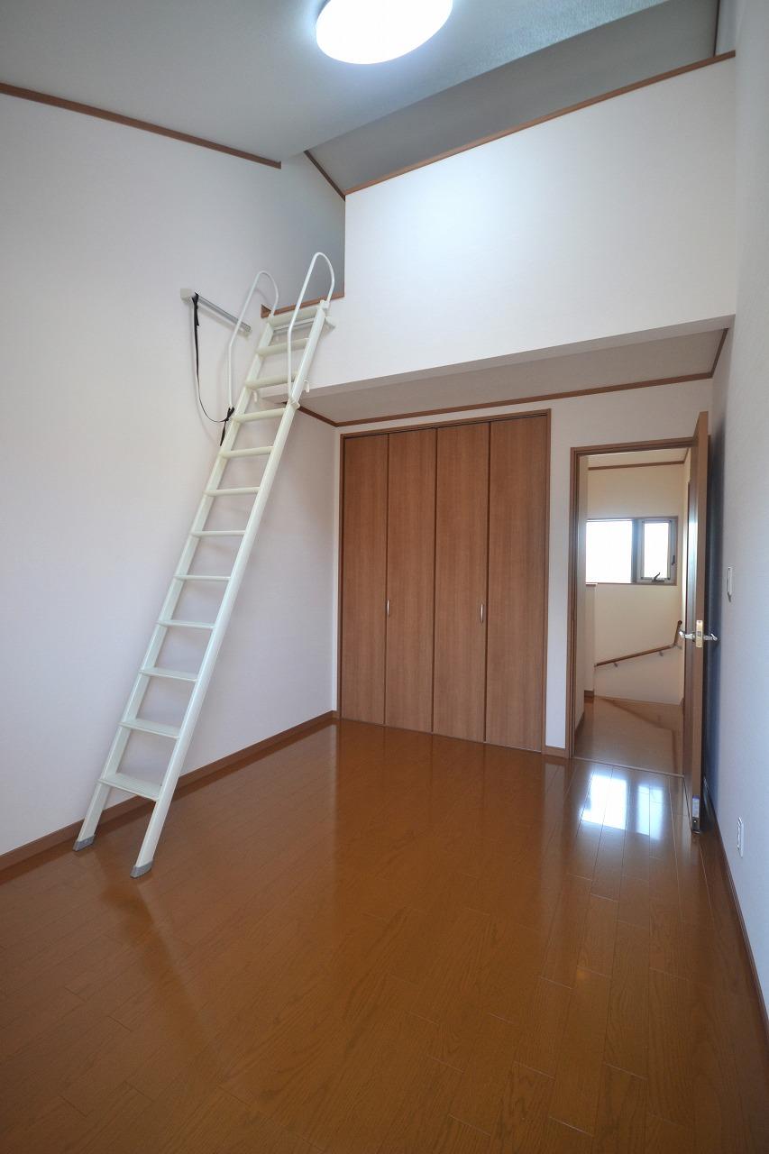 Non-living room. 2 Kaikyoshitsu. There is a loft! Also spacious with a high ceiling. 