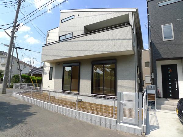 Local photos, including front road. Building 3