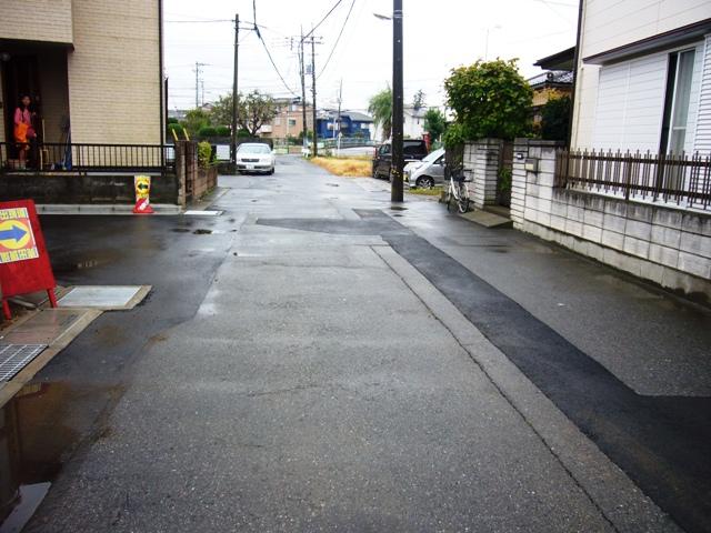 Local photos, including front road. West road 6m