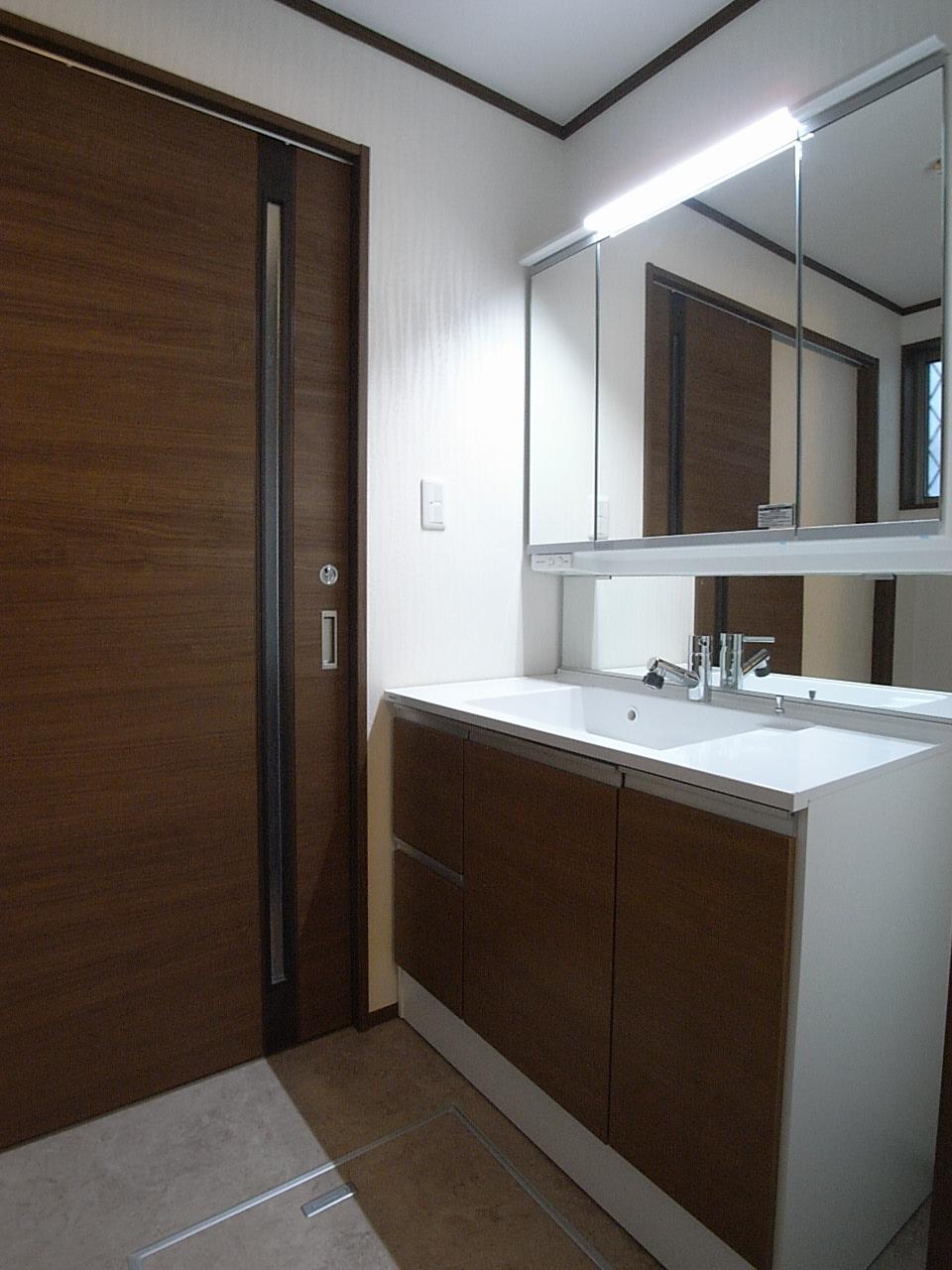 Wash basin, toilet. 900mm is a wide wash basin width