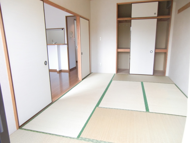 Living and room. Counter kitchen