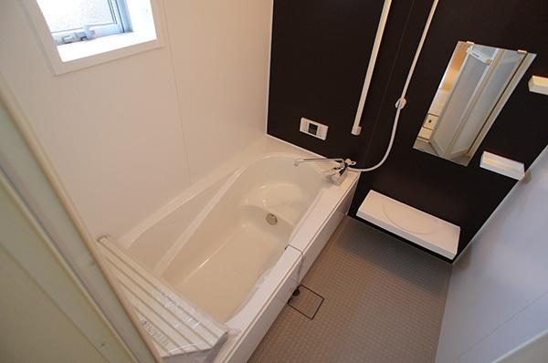 Bathroom. Light full bathroom in which the white tones