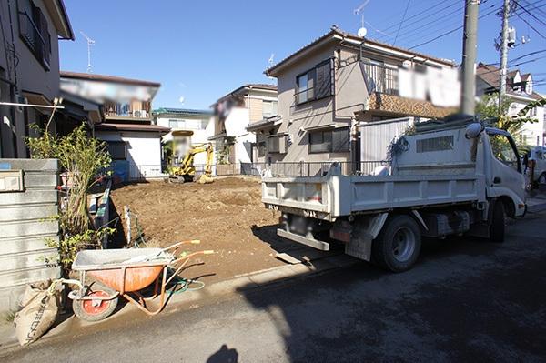 Local photos, including front road. Overall