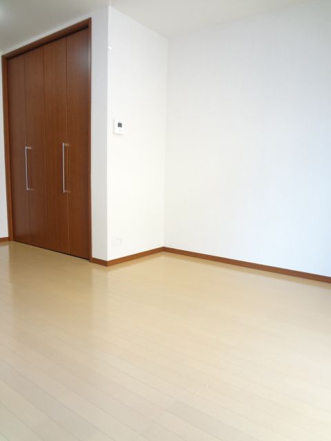 Living and room. Contrast of white and brown is beautiful.