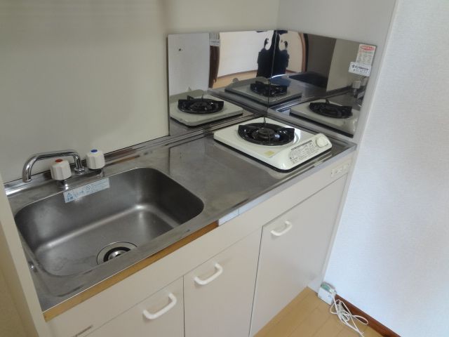 Kitchen. 1-neck is a gas stove with a kitchen.