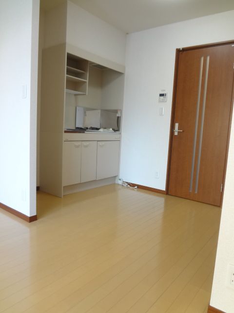 Living and room. Since the close of the door of the kitchen, Wash immediately the hand.