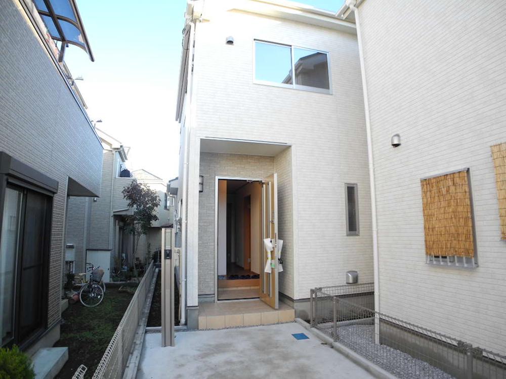 Local appearance photo. Local (12 May 2013) Shooting