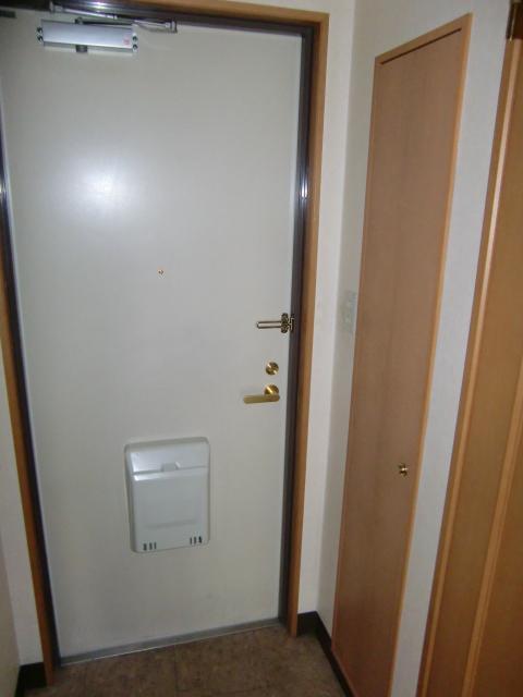 Entrance. Entrance ・ Shoebox