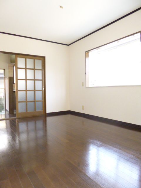 Living and room. Day will enter from the morning in the bay window on the east side