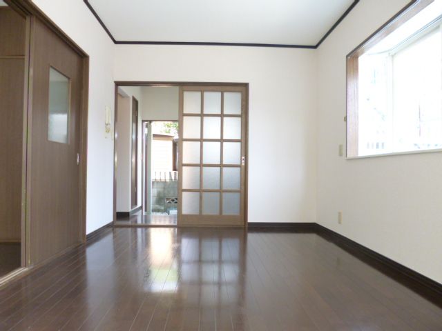 Living and room. Because the corner room, Windows are many bright room