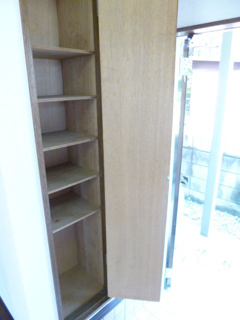 Entrance. With a large cupboard in the entrance ☆