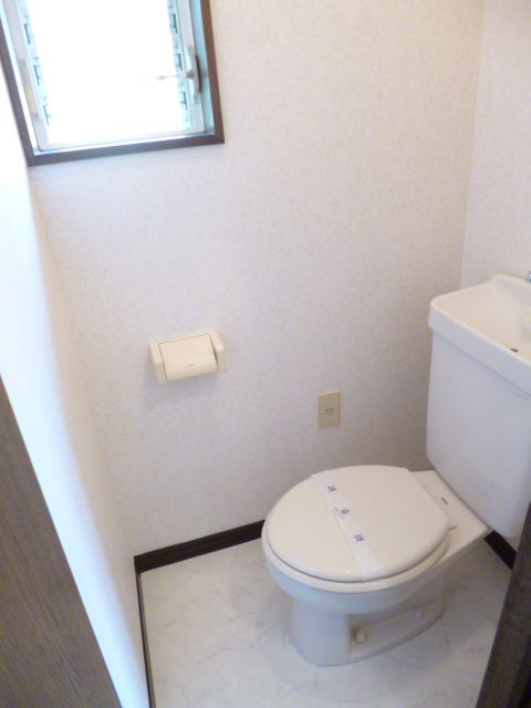 Toilet. The window with the toilet ☆