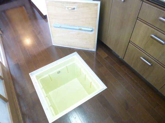 Kitchen. With under-floor storage in the kitchen ☆