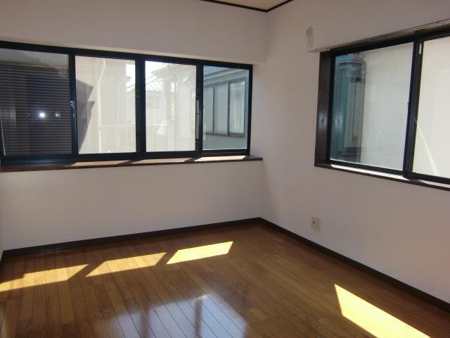 Living and room. Western-style 5.5 Pledge