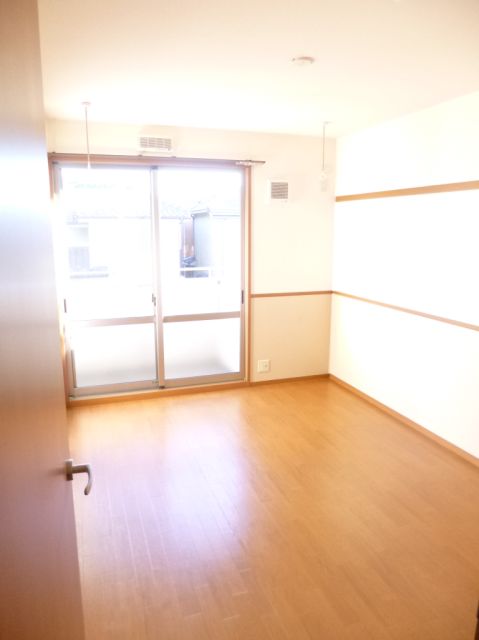 Living and room. Room are spacious ☆