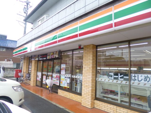 Convenience store. 430m to Seven-Eleven (convenience store)