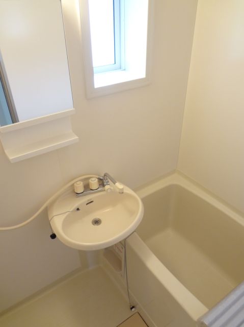 Bath. With a wash bowl and window in the bath ☆ Better ventilation