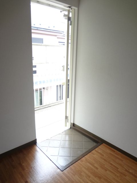 Entrance. The entrance will put even shoebox