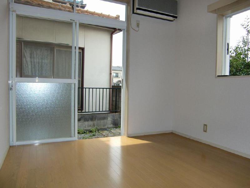 Living and room. Western-style 4.5 Pledge