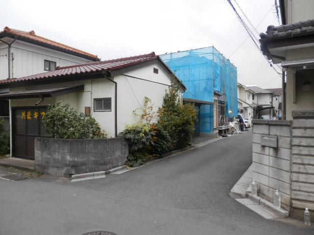 Local photos, including front road. Local (11 May 2013) Shooting