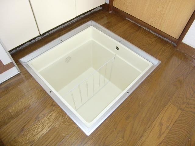 Other Equipment. Underfloor Storage