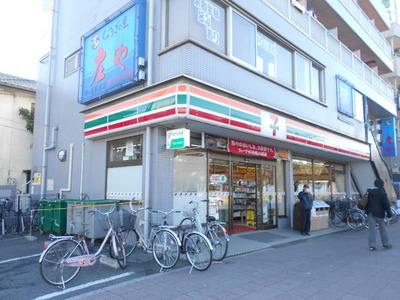 Convenience store. 550m to Seven-Eleven (convenience store)