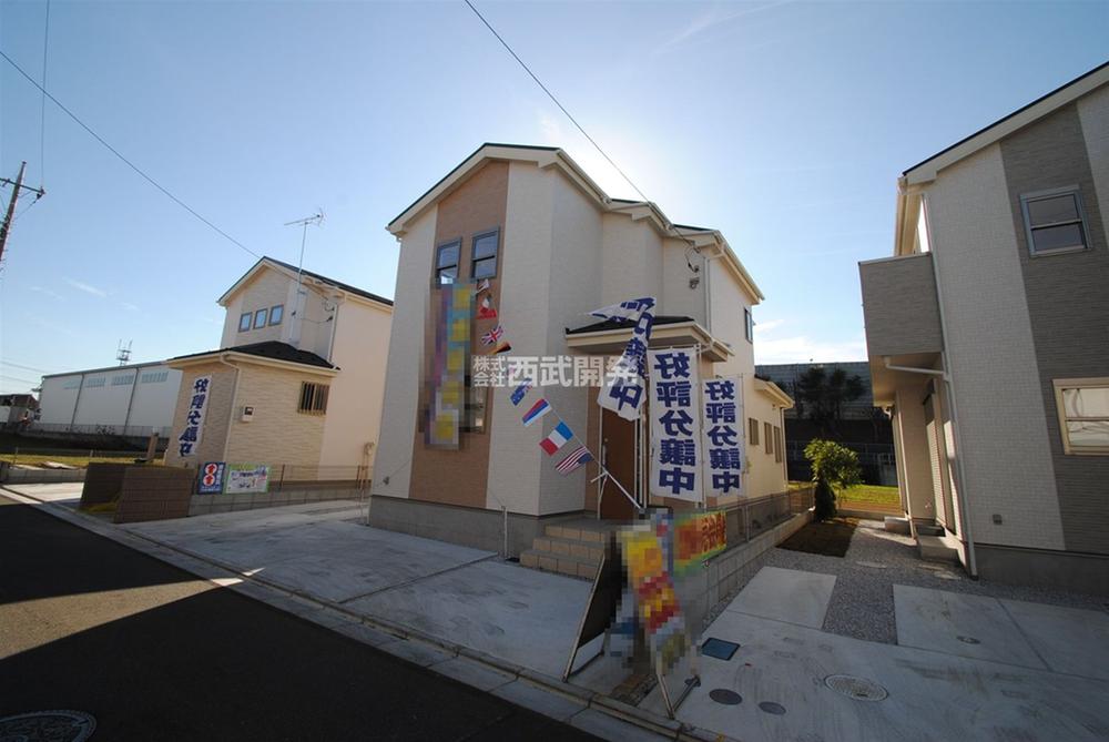 Local photos, including front road. Local (12 May 2013) Shooting 6 Building