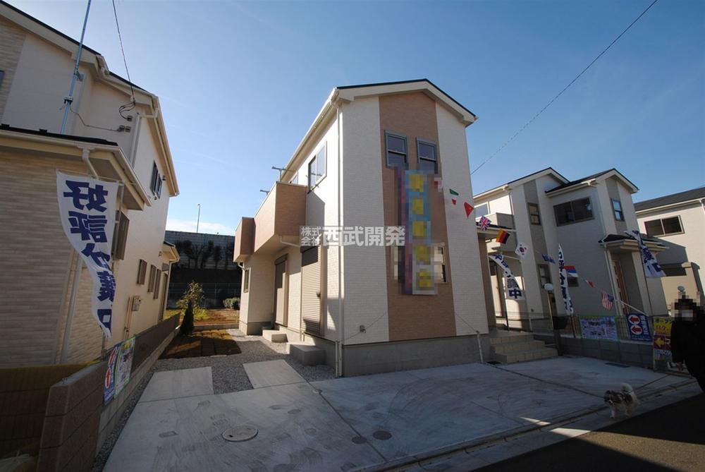 Local photos, including front road. Local (12 May 2013) Shooting