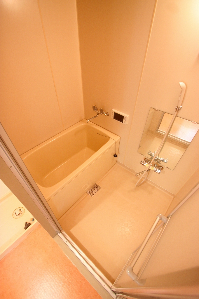 Bath. ■ Same apartment It is similar to photo