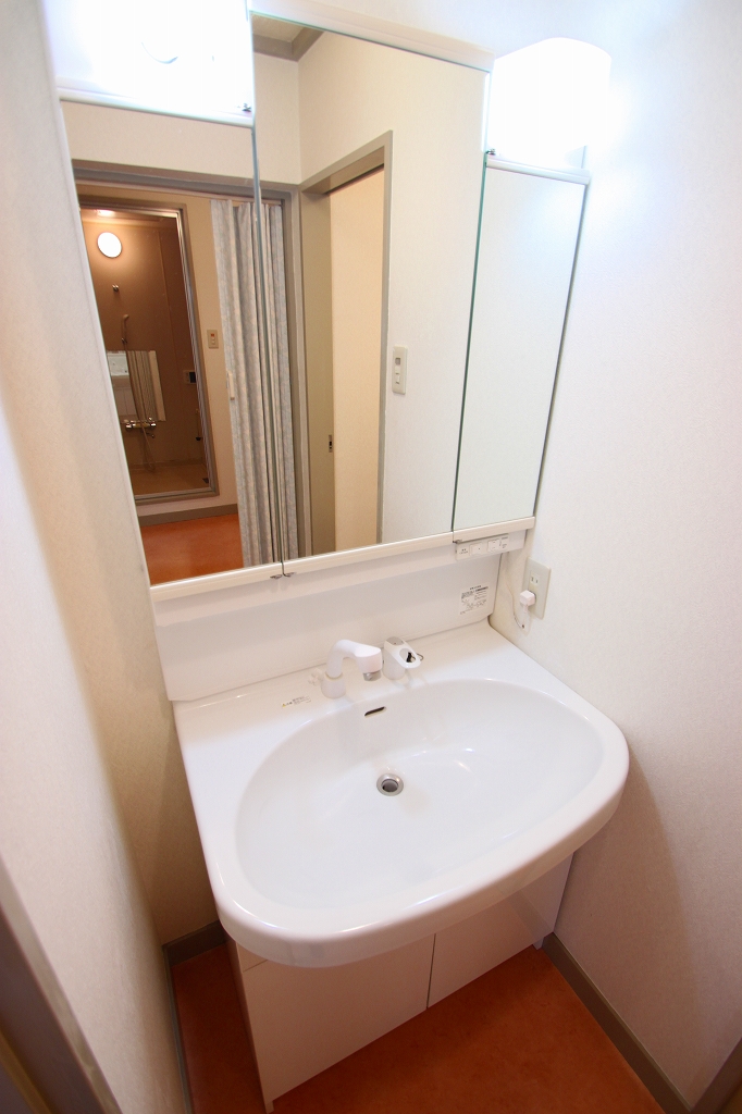 Washroom. ■ Same apartment It is similar to photo