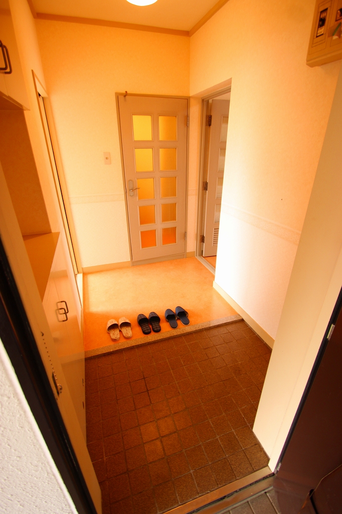 Entrance. ■ Same apartment It is similar to photo