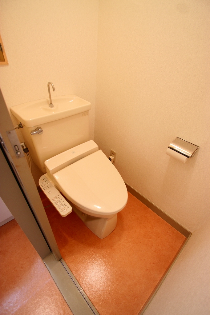 Toilet. ■ Same apartment It is similar to photo