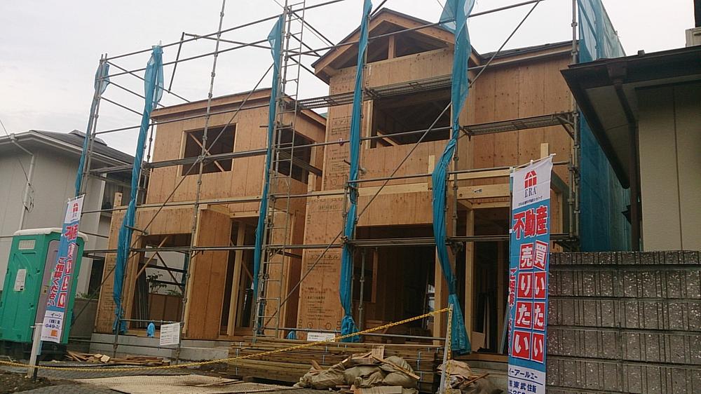 Local photos, including front road. Also there and I'm glad the first floor Japanese-style room with a children's room, You can ensure local (December 2013) Shooting