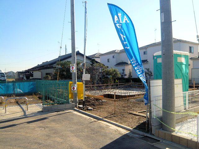 Local photos, including front road. 12 / 12 shooting Parking scan space